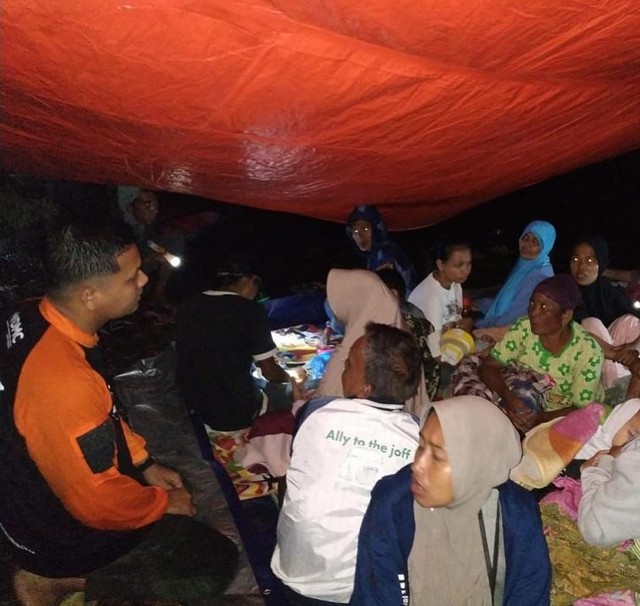 Sejumlah tim DMC Dompet Dhuafa sisir penyintas pasca Gempa 6.1 SR yang terjadi di Pasaman Barat, Sumatera Barat. (Jumat, 25/02)