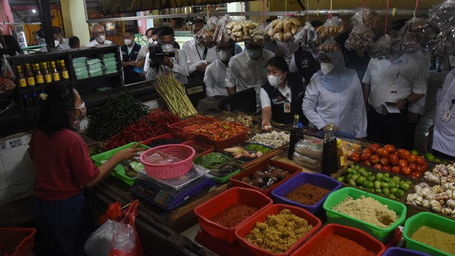 Tim Pengendali Inflasi Daerah (TPID) Provinsi DKI Jakarta berbincang dengan pedagang saat melakukan sidak pemantauan harga pangan di Pasar Kramat Jati Jakarta Timur, Rabu (30/3/2022).  Foto: Indrianto Eko Suwarso/ANTARA FOTO