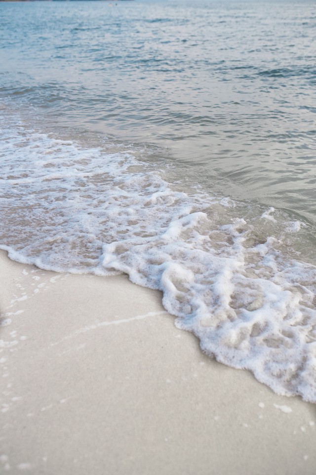 Pesona Pantai Pasir Putih Jakarta yang Siap Manjakan Wisatawan, Foto: Unsplash/JousiOscorio