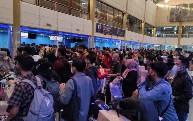 Calon penumpang mengantre di loket check in maskapai, di Bandara Hang Nadim, Kamis (28/4/). (Foto: Ian/batamnews)
