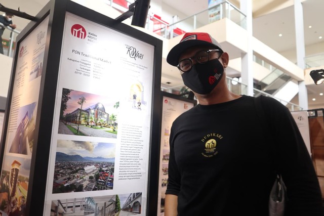Salah satu peserta Karya Pameran Arsitektur, Ar Adhi Firman Hidayat dengan karyanya. Foto: Feni Yusnia