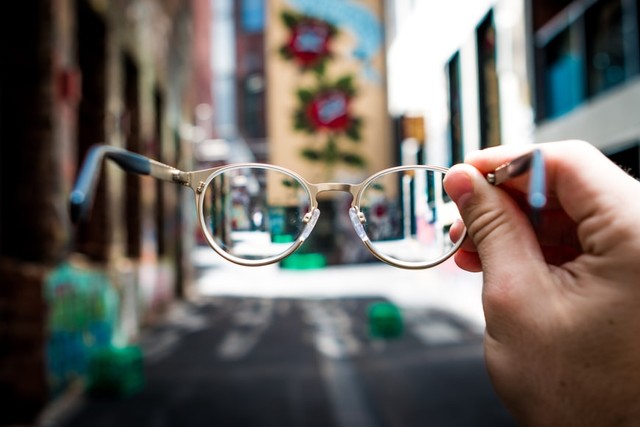 Cara Membersihkan Lensa Kacamata di Rumah, Foto: Unsplash/Josh Calabrese 