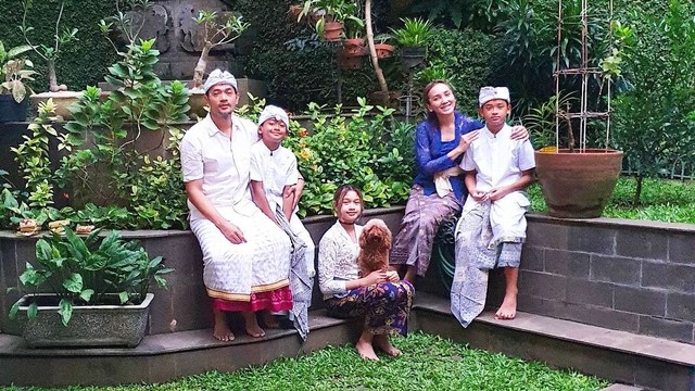 Oka Antara dan keluarga merayakan Nyepi. Foto: Instagram/@rara.wiritanaya