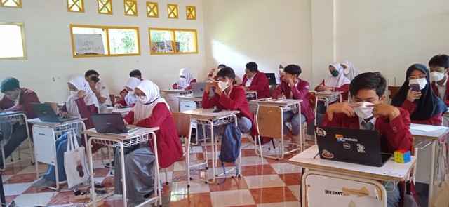 Siswa SMA melaksanakan ujian sekolah (dokumentasi pribadi)