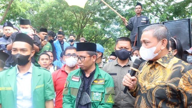 Bupati Wajo Amran Mahmud saat menerima massa pengunjuk rasa yang menolak kedatangan Ustaz Firanda Andirja. Foto: Dok. Humas Pemkab Wajo