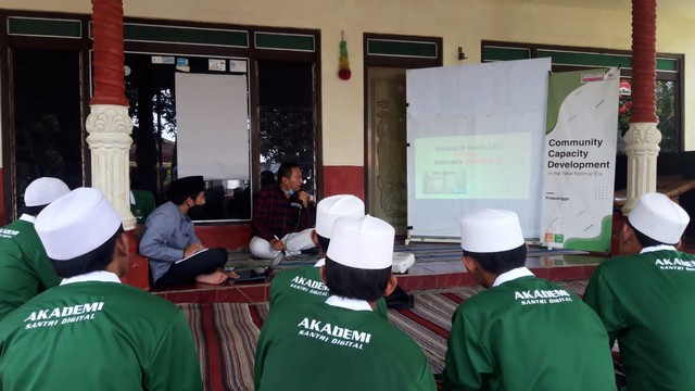 Pelatihan jurnalistik di Pondok Pesantren Roudlotul Muttaqin Probolinggo. Foto: dok Averroes