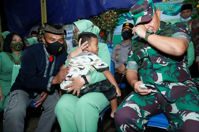 Tangis Haru Kasad Saat Mengunjungi Anak Sertu Eka, Korban Kebiadaban KKB 
Papua. Foto: TNI AD