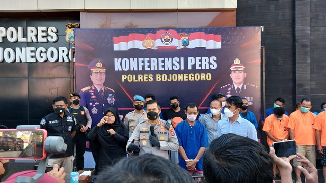 Kapolres Bojonegoro AKBP Muhammad, saat menggelar konferensi pers di hadapan sejumlah awak media di Mapolres Bojonegoro, Kamis (24/02/2022). (foto: imam/beritabojonegoro)