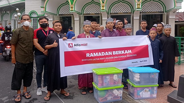 Penyerahan bantuan perlengkapan dapur dari Alfamidi  untuk pondok pesantren dan panti asuhan di Manado.