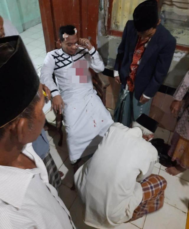 Seorang Kiai muda di Desa Tegalmulya, Kecamatan Krangkeng, Kabupaten Indramayu, KH Farid Ashr Wadaher dibacok orang saat sedang Wirid di Musala. (Tomi Indra)