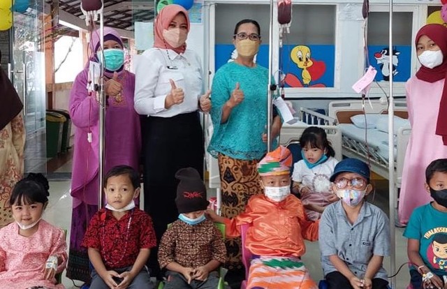 Ketua Persatuan Orang Tua Penderita Thalassemia Indonesia (POPTI) Kalbar, Windy Prihastari, bersama anak-anak penyandang thalasemia. Foto: Dok Hi!Pontianak