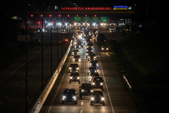 Foto udara suasana antrean kendaraan roda empat yang akan memasuki Gerbang Tol Kalikangkung, Semarang, Jawa Tengah, Kamis (28/4/2022). Foto: Aji Styawan/Antara Foto