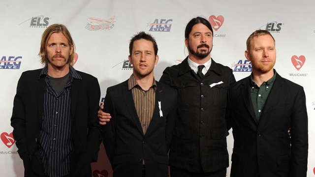 Taylor Hawkins (kiri) bersama bandnya Foo Fighters. Foto: Robyn Beck / AFP