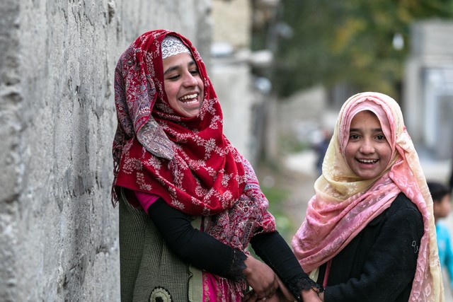 Dua wanita lembah Hunza tersenyum. Foto: Katja Tsvetkova/Shutterstock