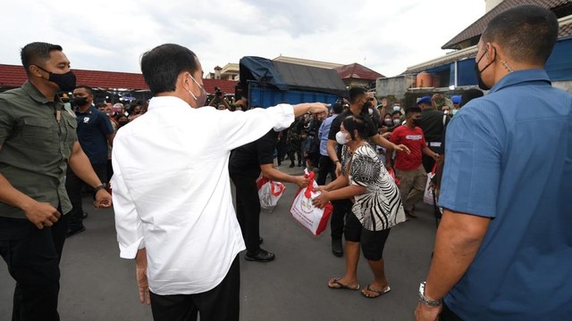 Presiden Jokowi membagikan bantuan kepada masyarakat di Yogyakarta. Foto: Biro Pers Sekretariat Presiden