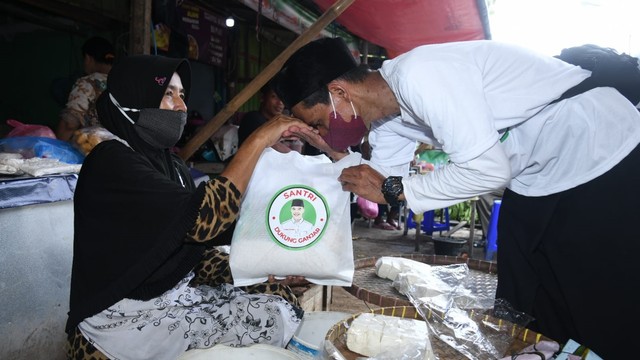 Santri Dukung Ganjar wilayah Jawa Tengah mendistribusikan bantuan sembako kepada pedagang pasar dan tukang parkir di Pasar Karang Ayu, Semarang. Foto: Dok. Istimewa