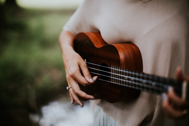 Ilustrasi cara main ukulele, sumber gambar: https://www.unsplash.com/