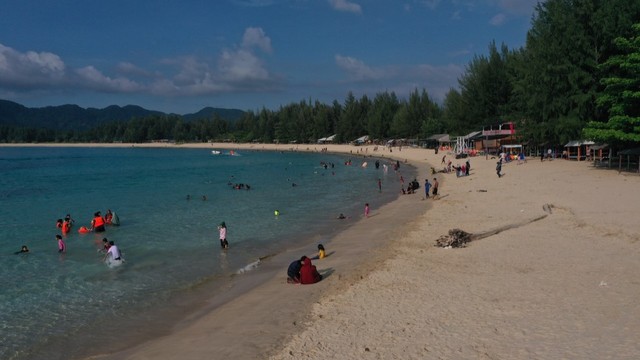 Pantai Lampuuk, salah satu destinasi wisata favorit di Aceh. Foto: Abdul Hadi/acehkini