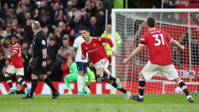 Selebrasi pemain Manchester United Cristiano Ronaldo usai mencetak gol ke gawang Tottenham Hotspur pada pertandingan lanjutan Liga Inggris di Old Trafford, Manchester, Inggris. Foto: Phil Noble/REUTERS