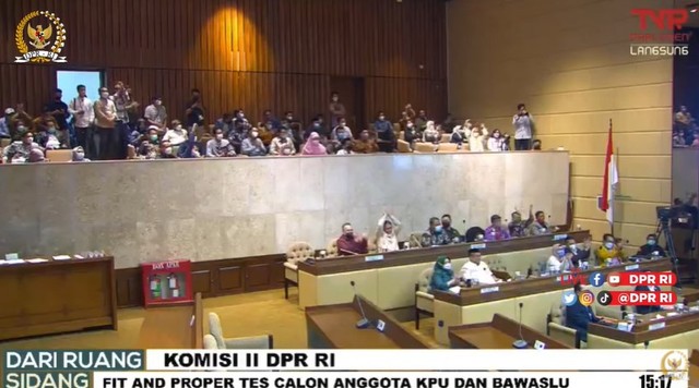Ketua Komisi II DPR Ahmad Doli Kurnia menegur hadirin saat uji kelayakan anggota KPU-Bawaslu, Rabu (16/2/2022). Foto: DPR RI