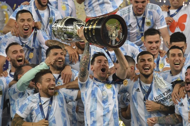 Lionel Messi angkat tropi Copa America 2021 Foto: Nelson Almeida/AFP
