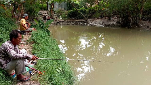 Warga memancing pasca ditemukan ikan tapah raksasa seberat 65 kilogram di Sungai Padang Kota Tebing Tinggi, Sumatera Utara. Foto: Dok. Istimewa