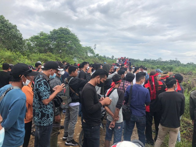 Ketua DPRD Sintang, Florensius Ronny menerima keluhan warga yang lahannya diserobot perusahaan sawit. Foto: Yusrizal/Hi!Pontianak