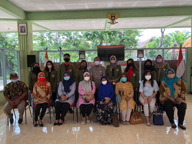 Kegiatan temu kenal Mahasiswa UPN Jatim bersama para pelaku UMKM Kelurahan Bendul Merisi (Foto: Yusak/Kumparan)