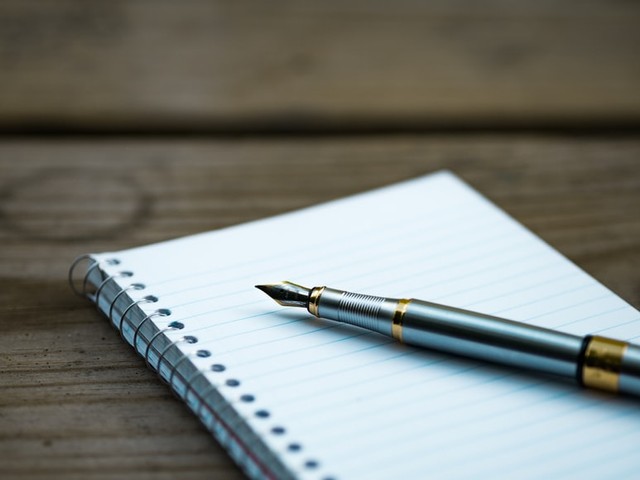 Contoh Surat Dinas dan Surat Pribadi, Foto: Unsplash/Aaron Burden