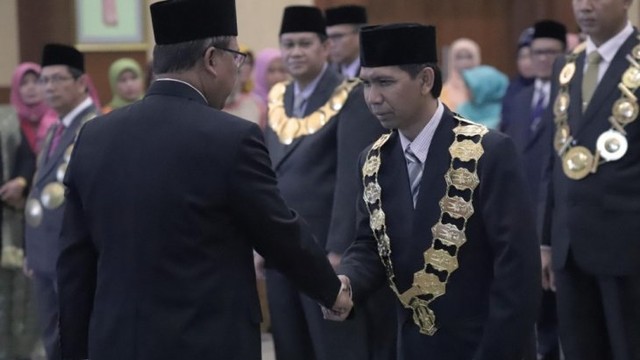 Prof Ir Budi Santoso Purwokartiko berjabat tangan dengan Menristekdikti M Nasir seusai dilantik jadi Rektor ITK pada 20 Desember 2018. Foto: Kemenristekdikti/via ANTARA