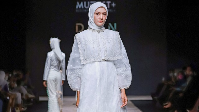 Koleksi D.J.H.N yang bisa jadi pilihan baju lebaran berbahan lace. Foto: dok. muffest