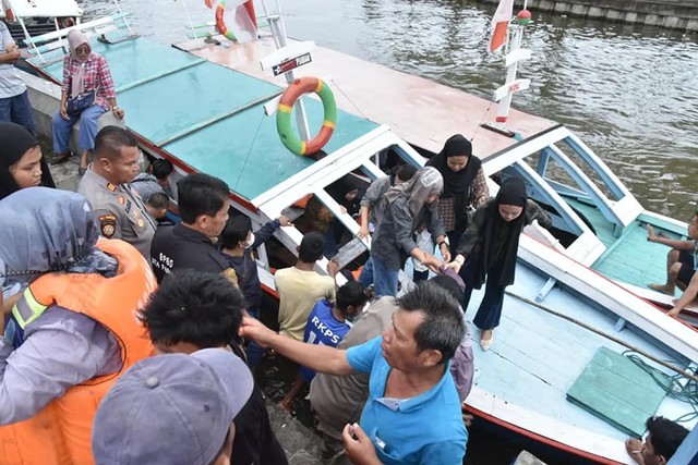 Proses evakuasi wisatawan setelah tiba di tepian Pantai Gandoriah Pariaman, Sumatera Barat. Foto: dok Pemko Pariaman