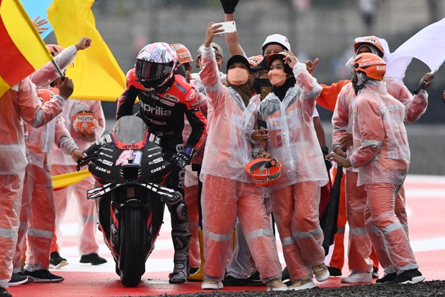 Pembalap Aprilia Racing Aleix Espargaro bergegas menuju pitlane seusai balapan MotoGP Indonesia di Pertamina Mandalika International Street Circuit, Lombok Tengah, Nusa Tenggara Barat pada Minggu (20/3/2022). Foto: Andika Wahyu/ANTARA FOTO