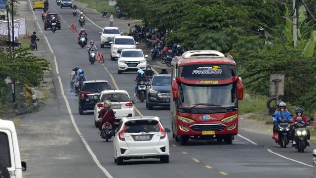 Sejumlah mobil dan sepeda motor melintas di jalan lintas Sumatera, Kabupaten Lampung Selatan, Lampung, Jumat (6/5/2022). Foto: Ardiansyah/ANTARA FOTO