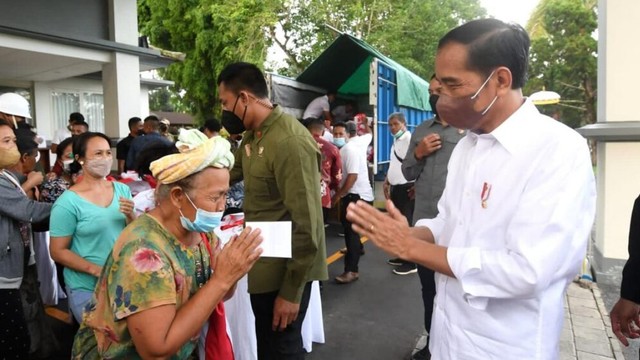 Presiden Joko Widodo membagikan sembako kepada masyarakat sekitar Istana Kepresidenan Tampaksiring, Kabupaten Gianyar. Foto: Lukas/BPMI Setpres