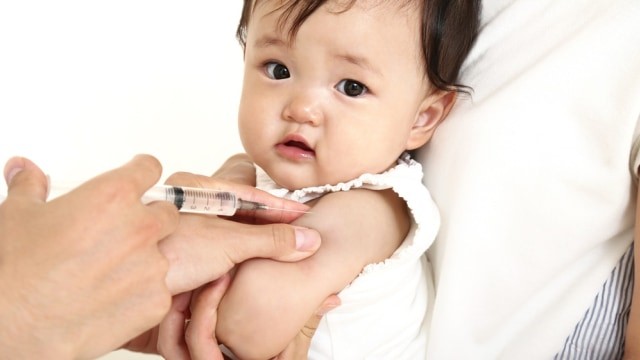 Ilustrasi perawatan yang diberikan setelah imunisasi pada anak. Foto: Shutterstock