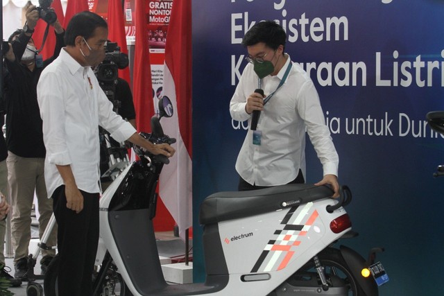 Presiden Joko Widodo resmikan kolaborasi ekosistem kendaraan listrik antara Electrum, Gesits, PT Pertamina, dan Gogoro di Jakarta, Selasa (22/2).  Foto: Electrum