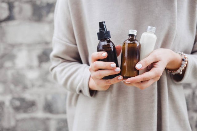 rekomendasi toner untuk kulit kombinasi. sumber foto : unsplash/wanita memegang botol