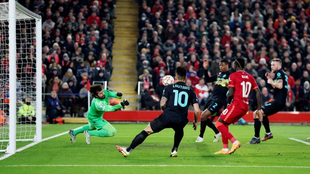 Aksi pemain Liverpool Alisson saat melawan Inter Milan di Anfield, Liverpool, Inggris. Foto: Phil Noble/Reuters