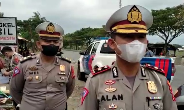 Kasatlantas Polresta Cirebon Kompol Alan Haikel saat dikonfirmasi di lokasi kecelakaan yang melibatkan Truk Tangki dan Toyota Avanza di Kecamatan Gebang Kabupaten Cirebon Jawa Barat.(Juan)