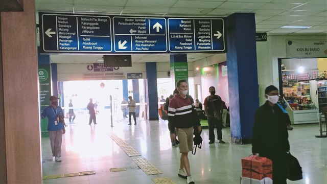 Suasana Terminal Tirtonadi, Solo terpantau lengang, Minggu (01/05/2022). FOTO: Agung Santoso