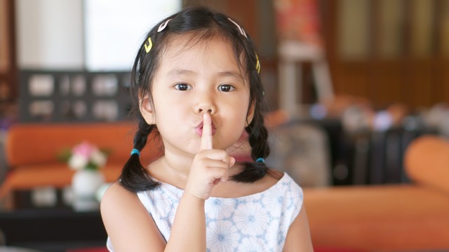 Ilustrasi menjelaskan makna Nyepi ke Anak. Foto: kornnphoto/Shutterstock