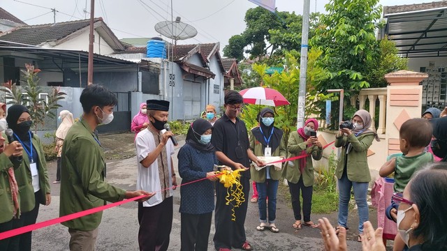 Pemotongan pita oleh Ketua RW 07, Kelurahan Tanjungsari (https://www.instagram.com/kknt148upnvjt/)