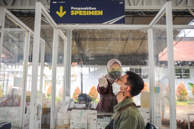 Calon penumpang menjalani tes usap antigen di Stasiun Bandung, Jawa Barat, Rabu (9/3/2022).  Foto: Raisan Al Farisi/ANTARA FOTO
