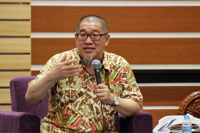 Guru Besar Sosiologi Universitas Airlangga (Unair) Prof. Bagong Suryanto, M.Si.