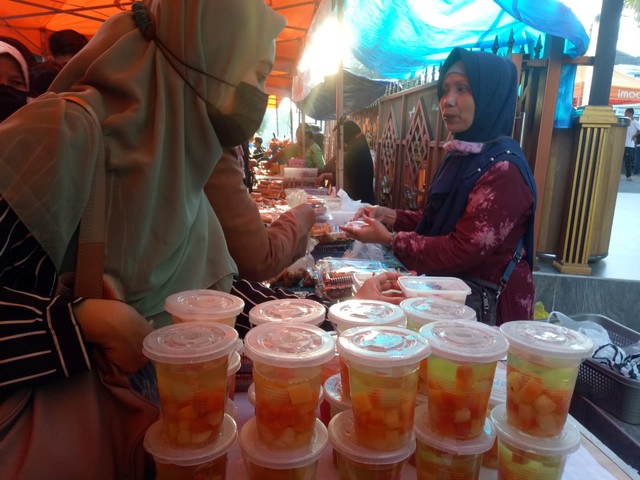 Aneka minuman segar tersedia di pasar Takjil Kampung Jawa Denpasar, Bali - LSU