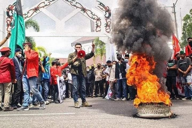 Salah satu orator dari Cipayung Kota Palangka Raya saat berorasi. (FOTO: Rekraesse via Infokalteng)