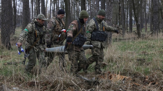 Foto: Militer Ukraina Cari Sisa Roket Rusia yang Masih Aktif Tertinggal di Kiev