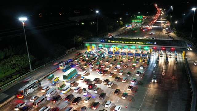 Foto udara sejumlah kendaraan melintasi gerbang tol saat pemberlakuan 'Contraflow' di jalan tol Jakarta-Cikampek, Kabupaten Purwakarta, Jawa Barat, Kamis (28/4/2022) dini hari. Foto: M Risyal Hidayat/ANTARA FOTO