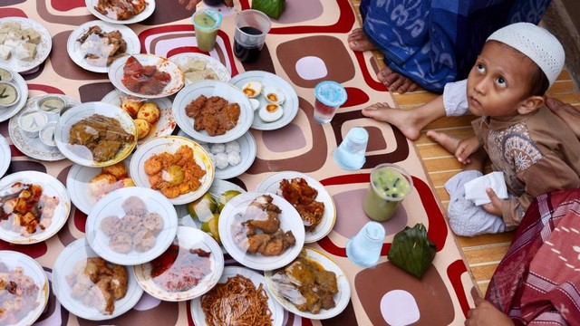 Hidangan buka puasa bersama di masjid Gampong Ilie, Kota Banda Aceh, Sabtu (23/4/2022) atau bertepatan hari ke-21 Ramadhan 1443 Hijriah. Foto: Suparta/acehkini